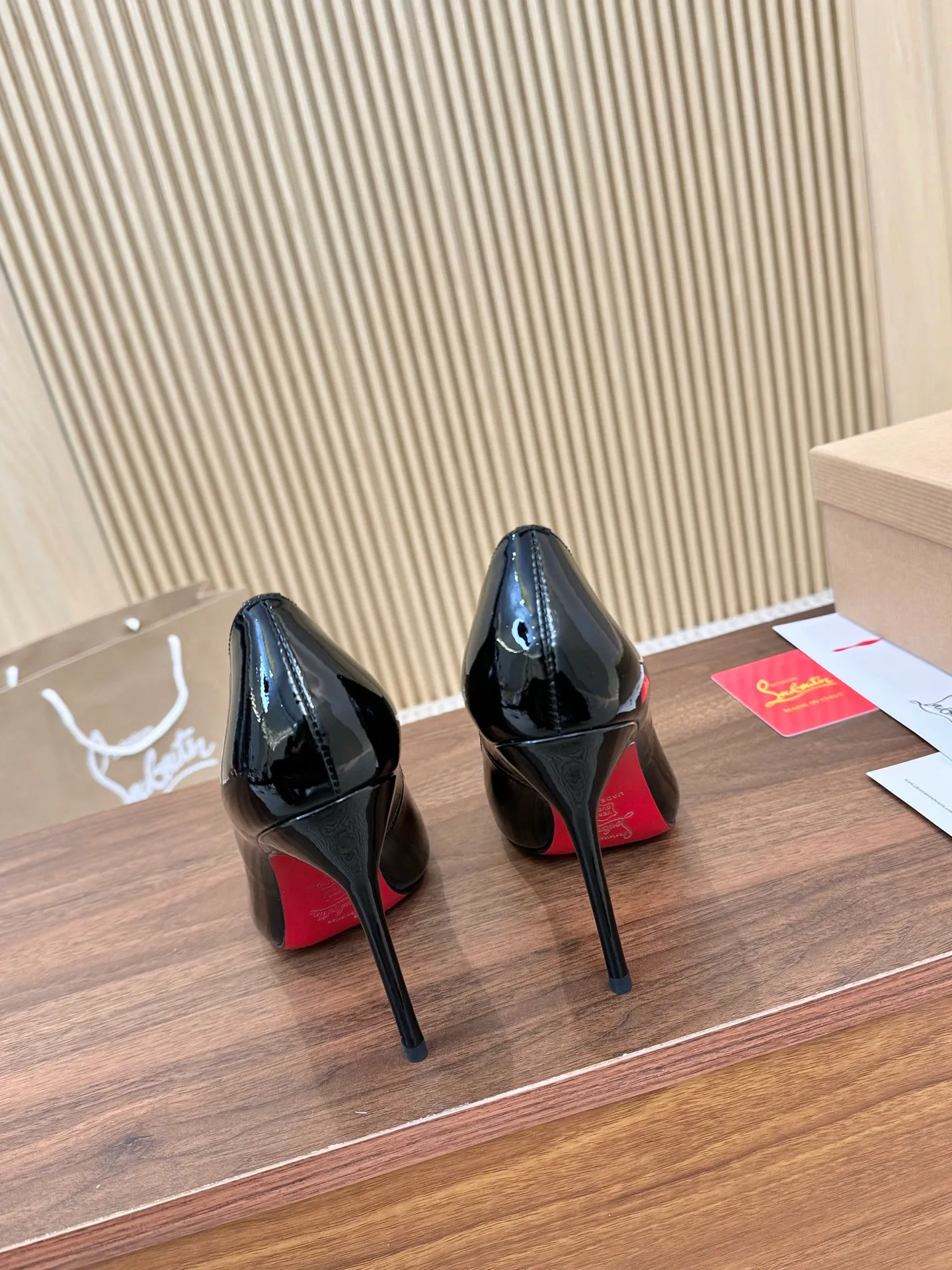 👟👟Ex-factory price 440 👟👟 Genuine leather sole +40 shipped all year round 💝Christian Louboutin CL👠 "Imported cow patent leather💎 series" noble and luxurious, real blingbling👟👟 real materials, all customized by the pattern maker, and the materials are made of original customized materials, achieving the taste of the original 5 color options💍 Upper: imported 👉cow patent leather💪 lining: sheepskin foot pad/lining code number: 34-40.41.42 heel height: two options: 10.5cm and 8.5cm
